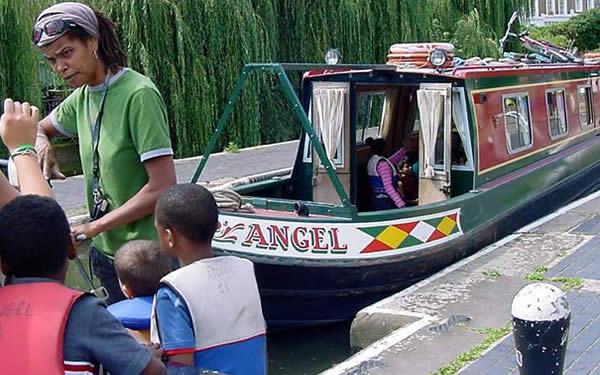 Children learning how to use the canal lock in London
